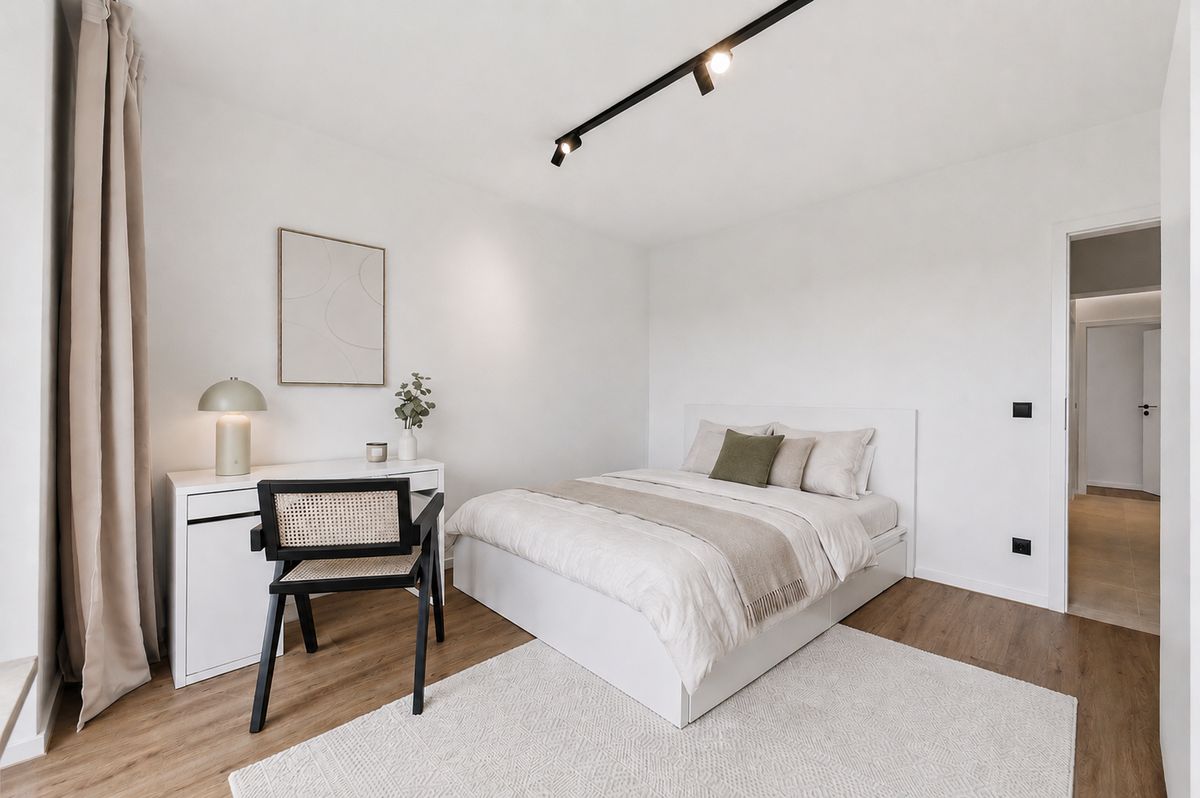 Zimmer mit Bett und Arbeitsplatz